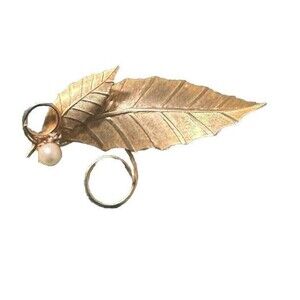 gold tone pin with faux pearl brooch‎